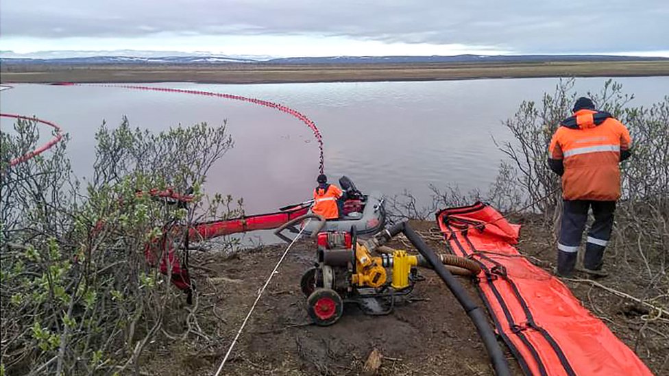Putin i Rusija: Proglašeno vanredno stanje zbog izlivanja goriva u Severnom polarnom krugu 3 Image shows rescuers as they work near a large diesel spill in the Ambarnaya River