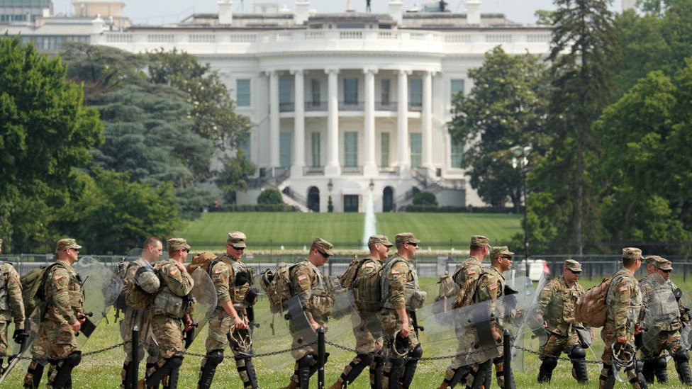 Smrt Džordža Flojda: Srušena statua trgovca robovima u Bristolu, širom Amerike masovne i mirne demonstracije 2 Military personnel walk in front of the White House ahead of a protest in Washington (6 June 2020)