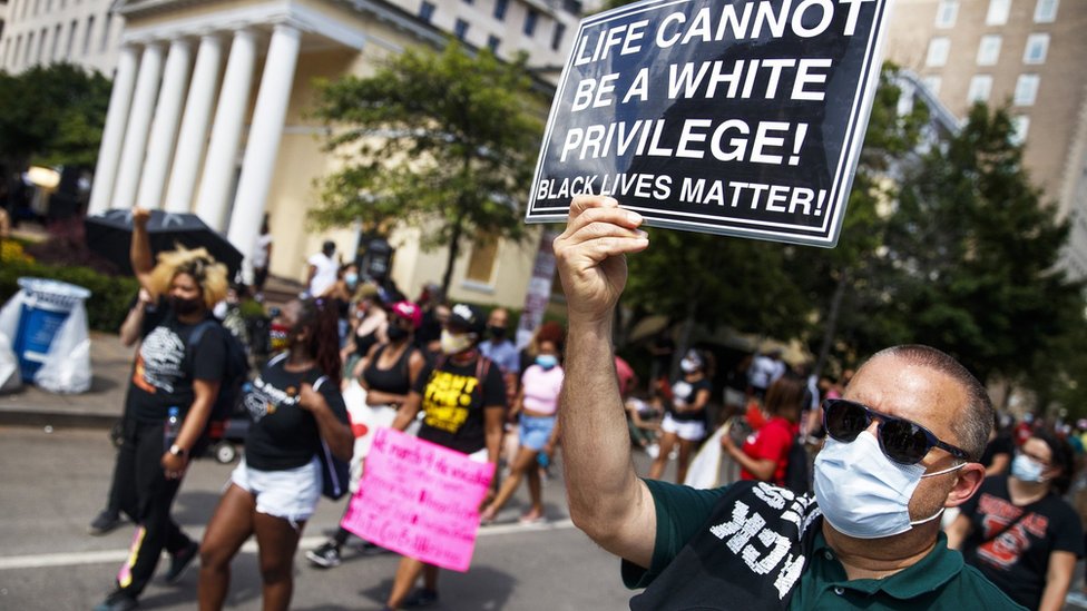 Smrt Džordža Flojda: Srušena statua trgovca robovima u Bristolu, širom Amerike masovne i mirne demonstracije 1 People take part in a Black Lives Matter protest in Washington (6 June 2020)