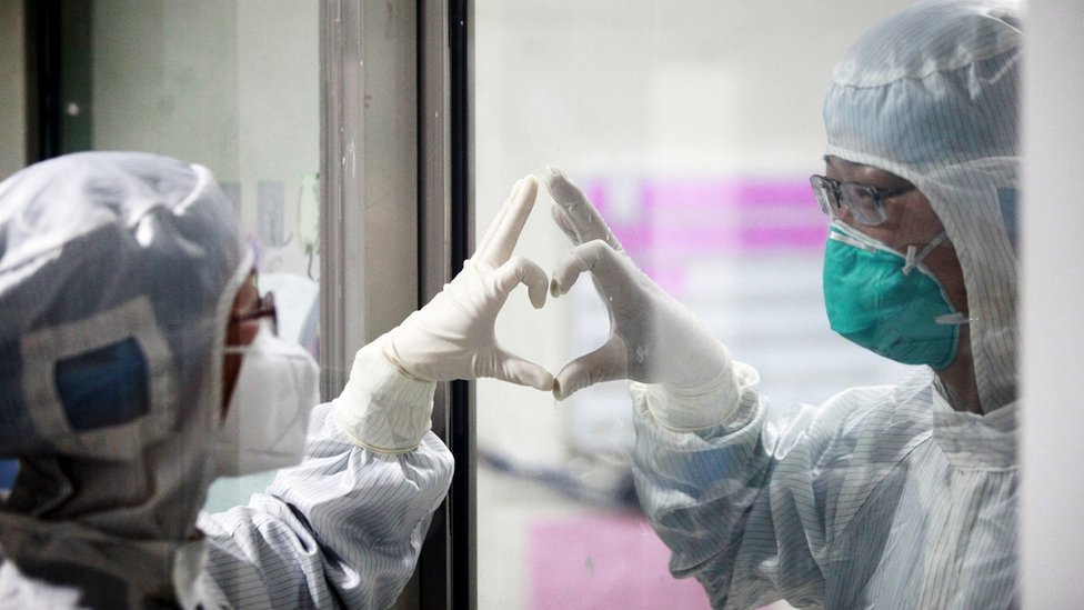 Korona virus: Anatomija pandemije respiratorne bolesti Kovid-19 8 Chinese medical workers make a heart through plastic