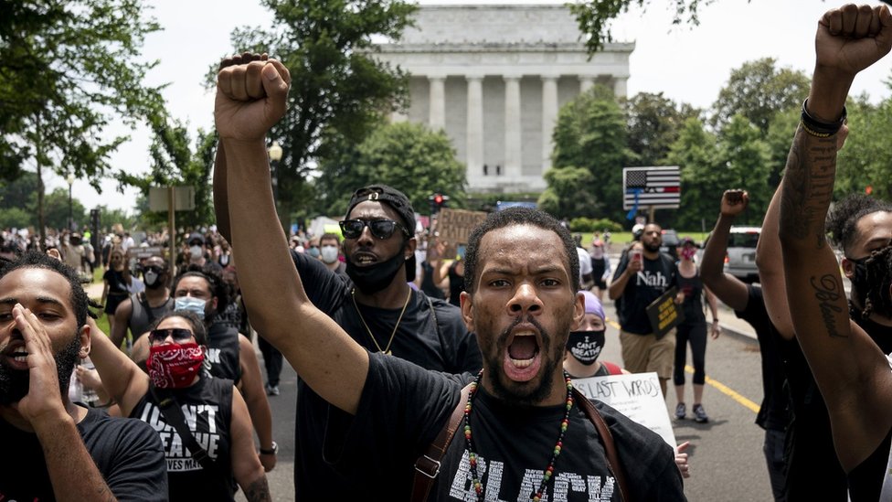 Smrt Džordža Flojda: Kolin Pauel kritikovao Trampa, ostavka urednika Njujork Tajmsa zbog teksta senatoraiz Arkanzasa 2 Protesters march past the Lincoln Memorial in Washington DC (6 June 2020)