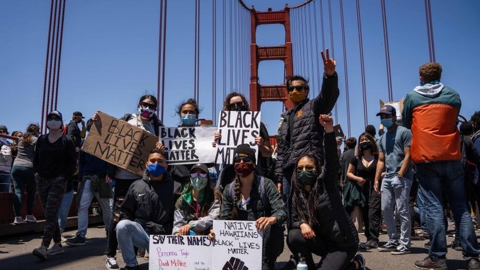 Protesters on the Golden Gate Bridge in San Francisco. Photo: 6 June 2020