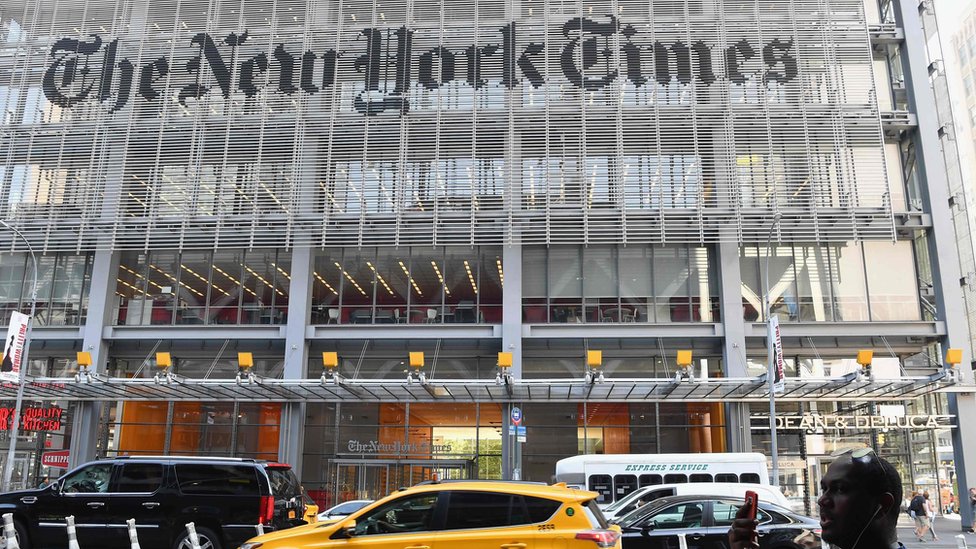 Smrt Džordža Flojda: Kolin Pauel kritikovao Trampa, ostavka urednika Njujork Tajmsa zbog teksta senatoraiz Arkanzasa 3 In this file photo a man holds his smartphone in front of the New York Times building on September 6, 2018 in New York