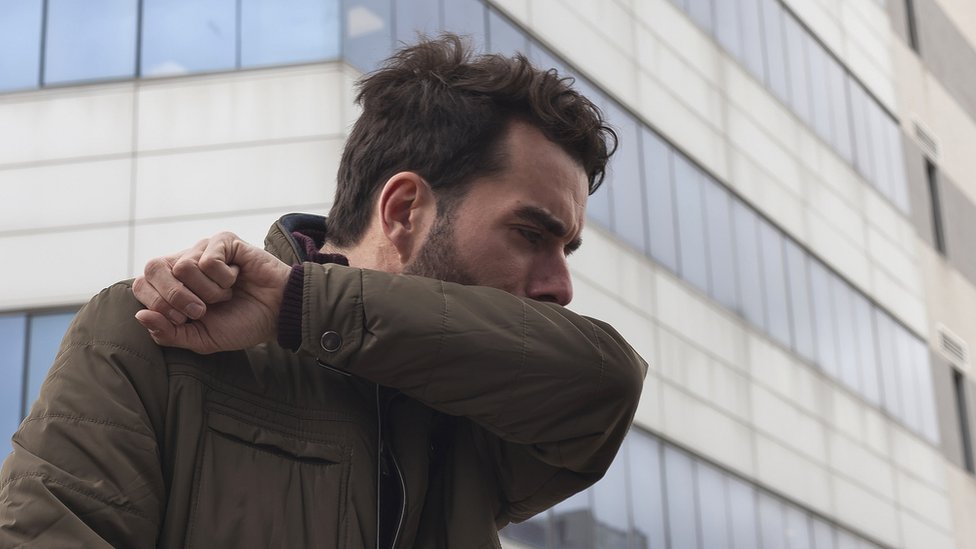 Korona virus: Još 96 zaraženo u Srbiji, više od devet miliona u svetu 2 muškarac kašlje u lakat