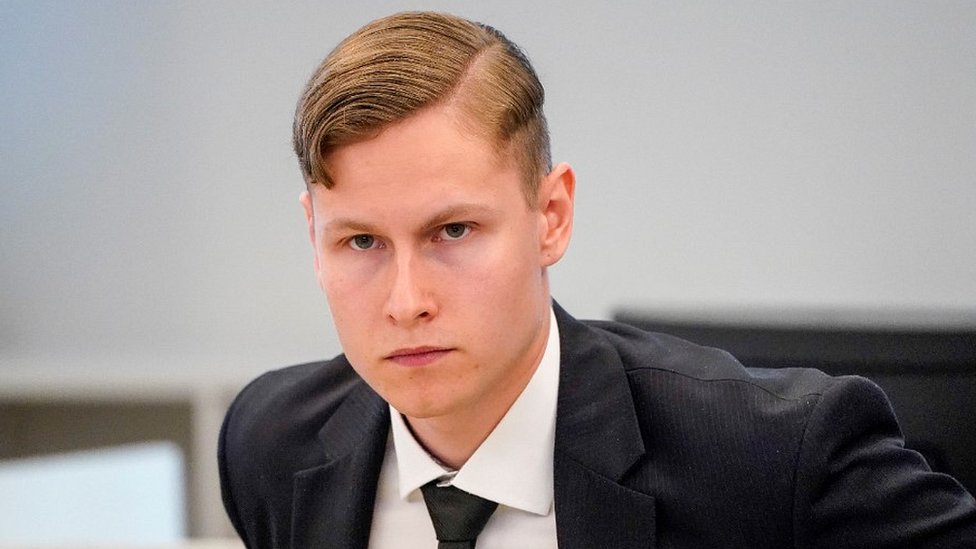 Napad u džamiji u Norveškoj: Napadač osuđen na 21 godinu zatvora 1 Philip Manshaus in court, 7 May 20
