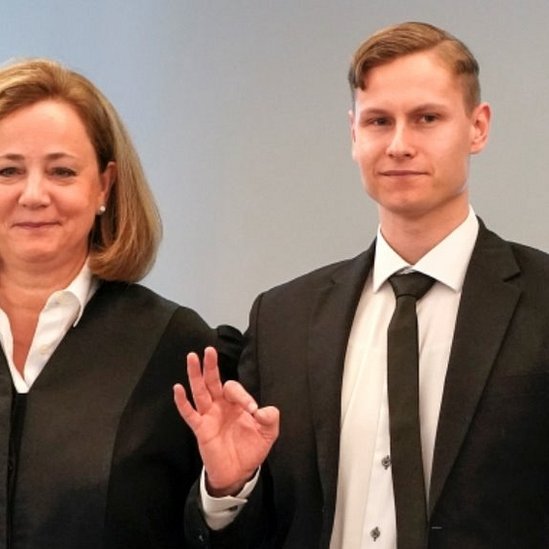 Napad u džamiji u Norveškoj: Napadač osuđen na 21 godinu zatvora 2 U sudnici je pokazivao pozdrav OK, koji koriste desni ekstremisti