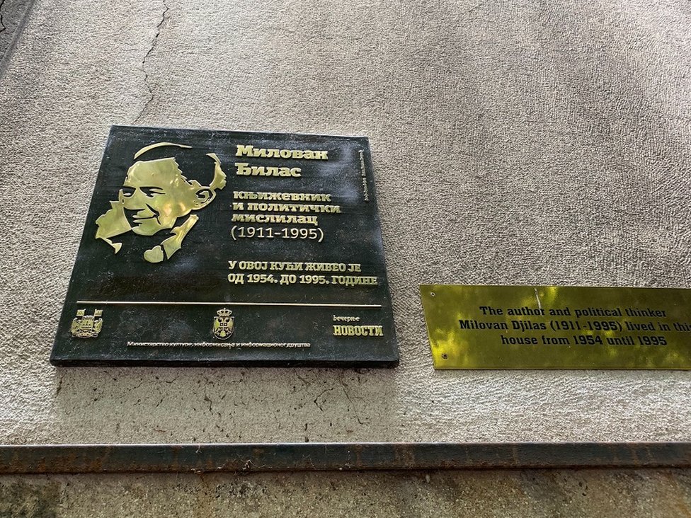 „Čovek koji se bunio kad se niko nije bunio": Milovan Đilas - priča prvom, a zaboravljenom disidentu 10 Tabla na zgradi u Palmotićevoj 8