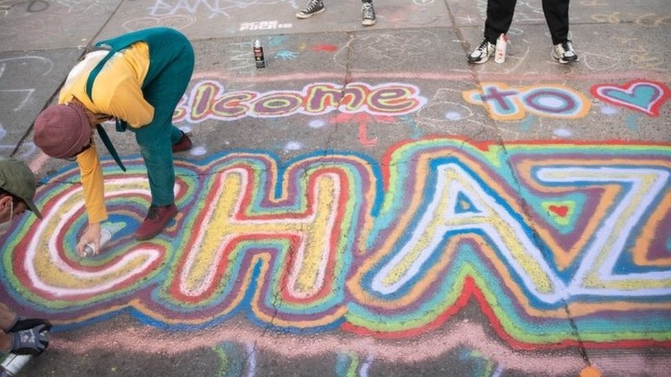 Smrt Džordža Flojda: Demonstranti u Sijetlu formirali zonu bez policije, Tramp preti intervencijom 2 "Welcome to Chaz" is written in spray paint in Seattle