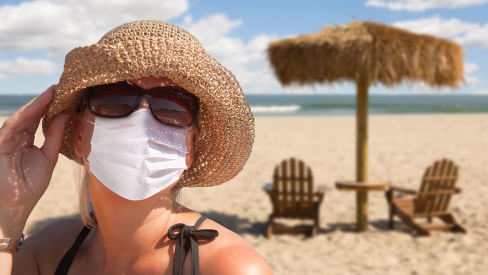 Korona virus: Evropske zemlje popuštaju mere na granicama, srpski državljani mogu u Grčku bez karantina 1 žena nosi masku na plaži