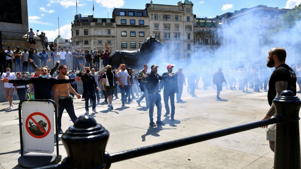 Protesti u Evropi: U Londonu više od 100 uhapšenih, većinom desničara, u Parizu policija protiv antirasističkih demonstranata 2 Flares and smoke bombs were thrown in Trafalgar Square