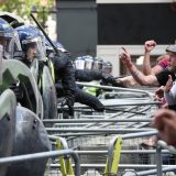 Protesti u Evropi: U Londonu više od 100 uhapšenih, većinom desničara, u Parizu policija protiv antirasističkih demonstranata 3