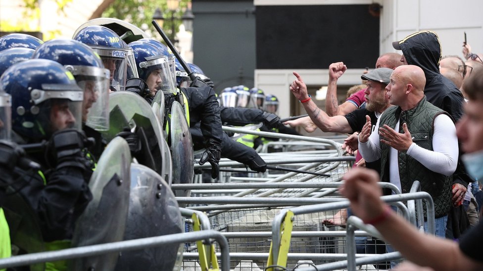 Protesti u Evropi: U Londonu više od 100 uhapšenih, većinom desničara, u Parizu policija protiv antirasističkih demonstranata 1 Police are confronted by protesters in Whitehall near Parliament Square