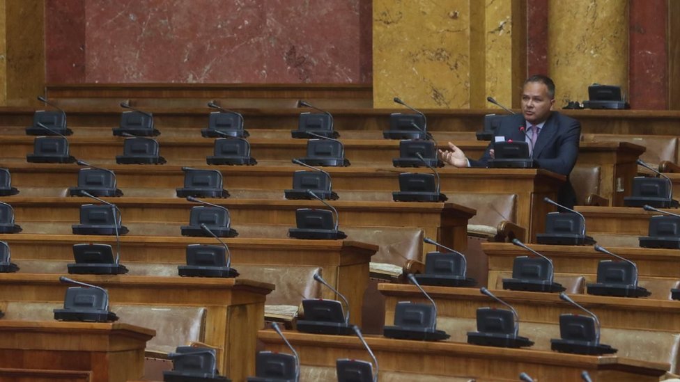 O replikama, amandmanima i restoranu: Šta poslanici zapravo rade u Skupštini Srbije 1 Politika