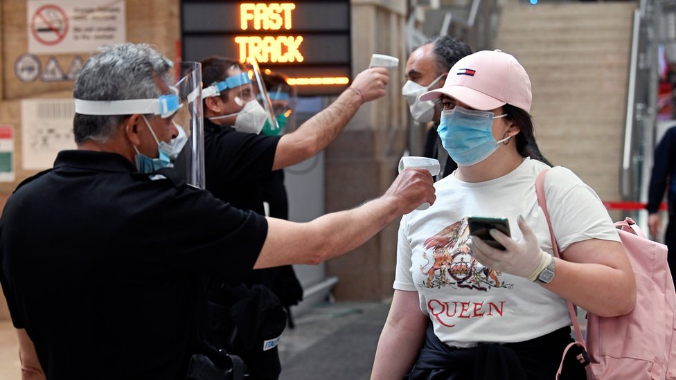 Korona virus: Još jedna žrtva u Srbiji - nova 94 slučaja zaraze, pogoršava se situacija u Severnoj Makedoniji 1 temperature check at Milan central station, 03 June