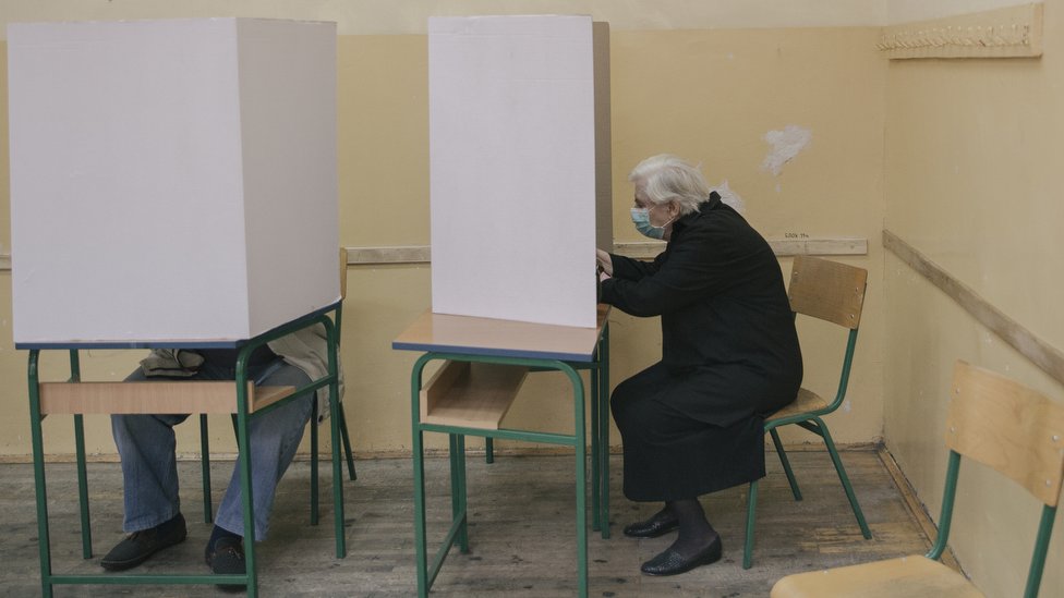 Glasanje iza paravana na beogradskoj opštini Stari grad