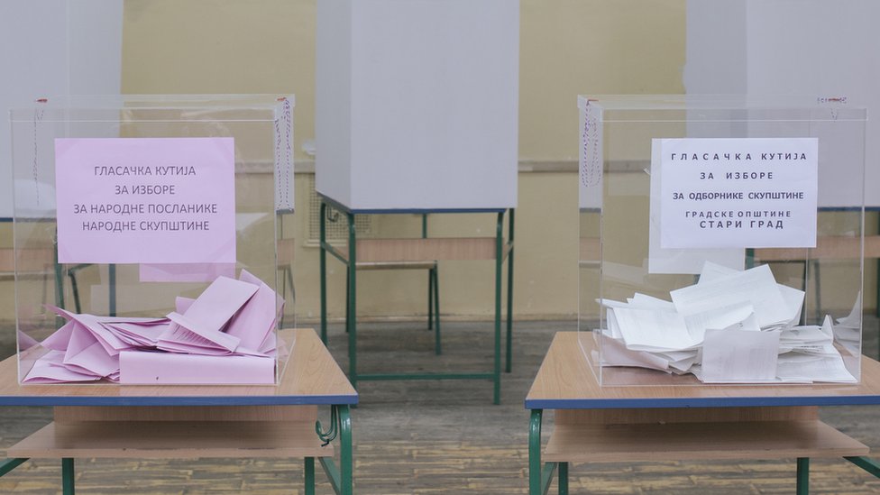 U fotografijama: Izbori u Srbiji 4 Glasanje je počelo u sedam ujutru, a biračka mesta zatvaraju se u 20 časova