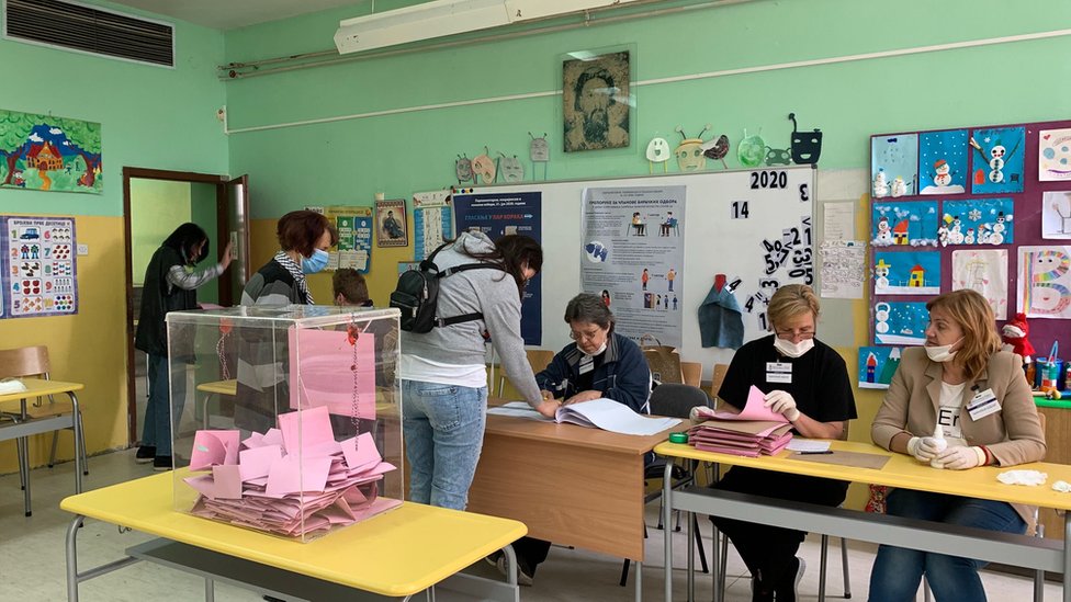 Detalj sa glasačkog mesta u Boru na istoku Srbije