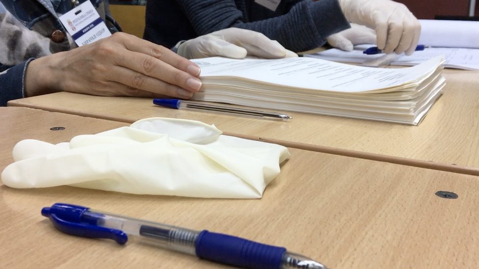 U fotografijama: Izbori u Srbiji 9 Na listiću je ukupno 21 partija i koalicija. Blok opozicionih partija predvođenih Savezom za Srbiju bojkotuje izborni proces