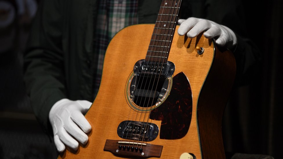 gitara Kurta Kobejna na aukciji