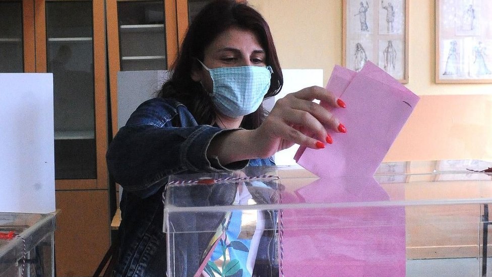 Izbori u Srbiji: Do 17 sati glasalo 37,2 odsto birača 1 Nešto više od 6.5 miliona birača ima priliku da glasa za 250 poslanika Narodne skupštine čiji mandat traje četiri godine