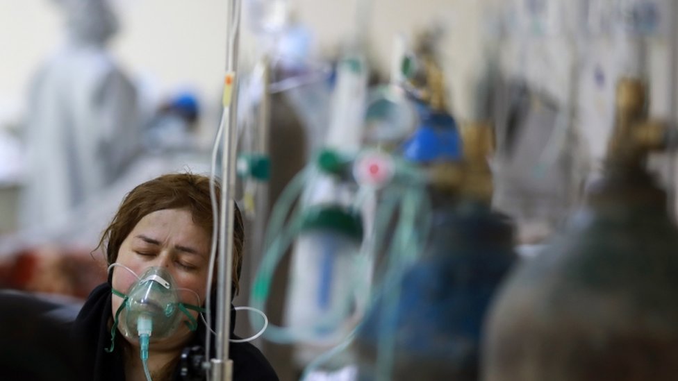 Korona virus: Vanredna situacija u Novom Pazaru, broj zaraženih u Srbiji raste, u Britaniji počelo testiranje vakcine na ljudima 2 An Afghan woman breaths through an Oxygen mask in Afghan-Japan special hospital for Covid-19 patients in Kabul