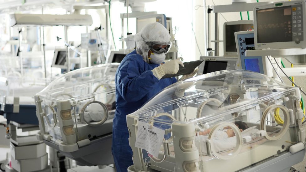 Korona virus: Još 102 slučaja zaraze u Srbiji, među njima i Đoković - u Americi više od 120.000 smrtnih slučajeva 2 A nurse wears PPE while examines a baby attached to an incubator for in a hospital in Toluca, Mexico, on June 3, 2020