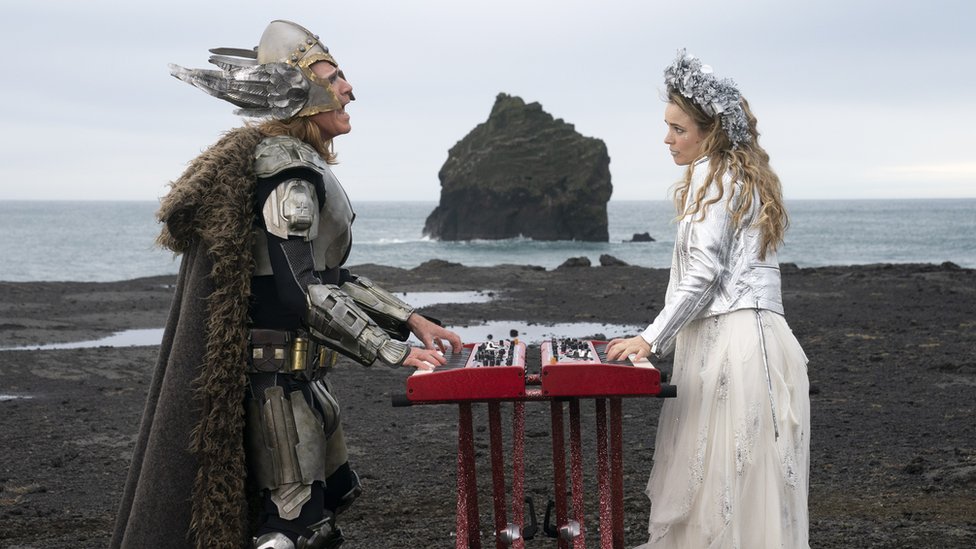 Evrovizija: Kako je autor pesama Arijane Grande postao deo novog filma Vila Farela 1 Will Ferrell and Rachel McAdams in the Eurovision movie