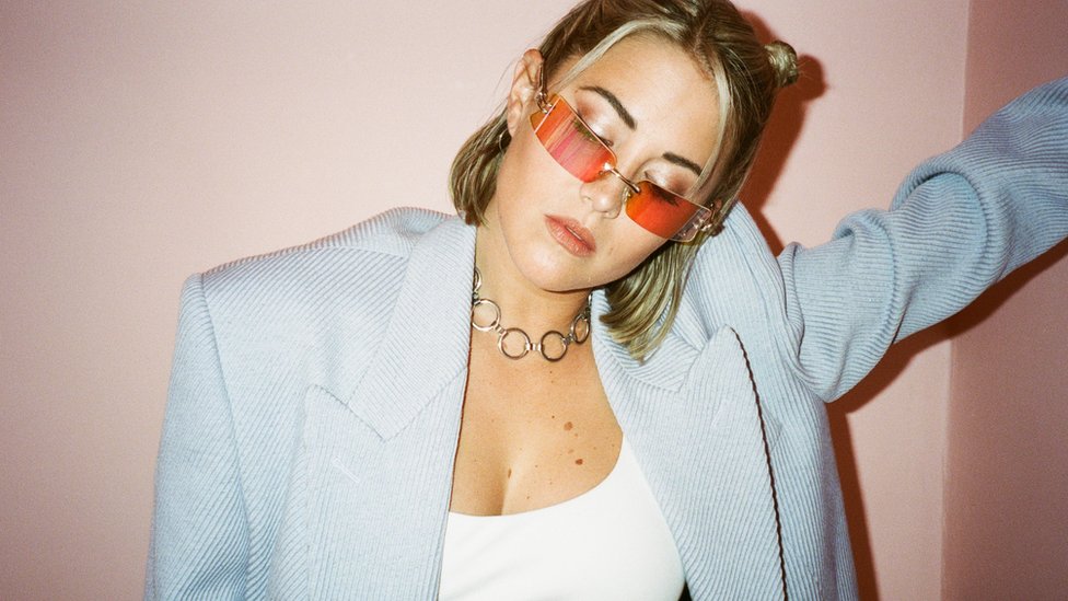 Evrovizija: Kako je autor pesama Arijane Grande postao deo novog filma Vila Farela 5 Molly Sanden is credited under the pseudonym My Marianne.