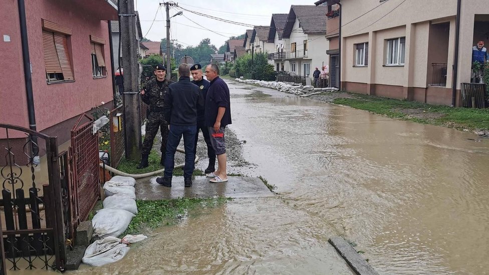 Zbog poplave koje su pogodile zapadni deo Srbije, u 20 gradova i opština je proglašena vanredna situacija