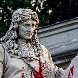 Oštećena statua francuskog državnika 10