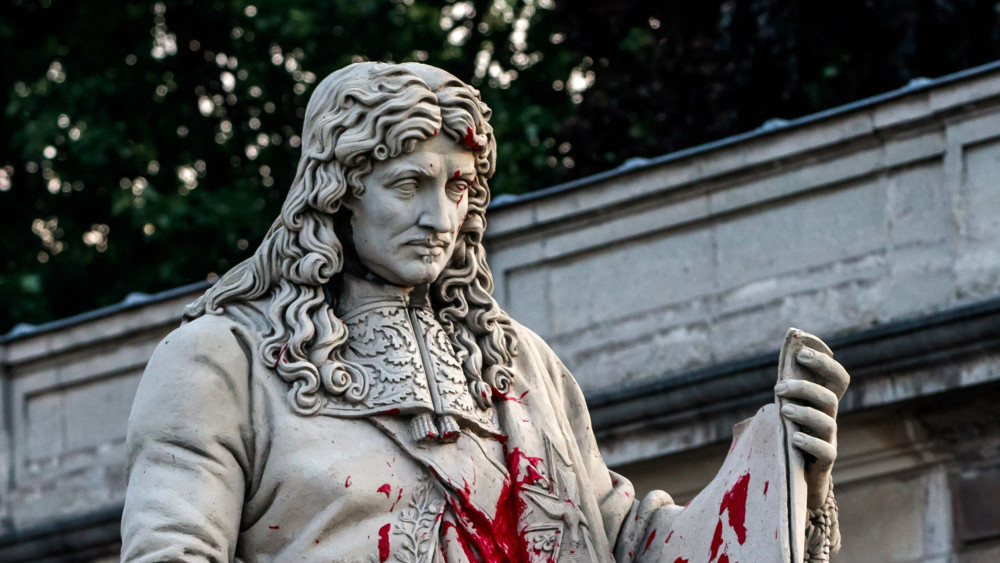 Oštećena statua francuskog državnika 1