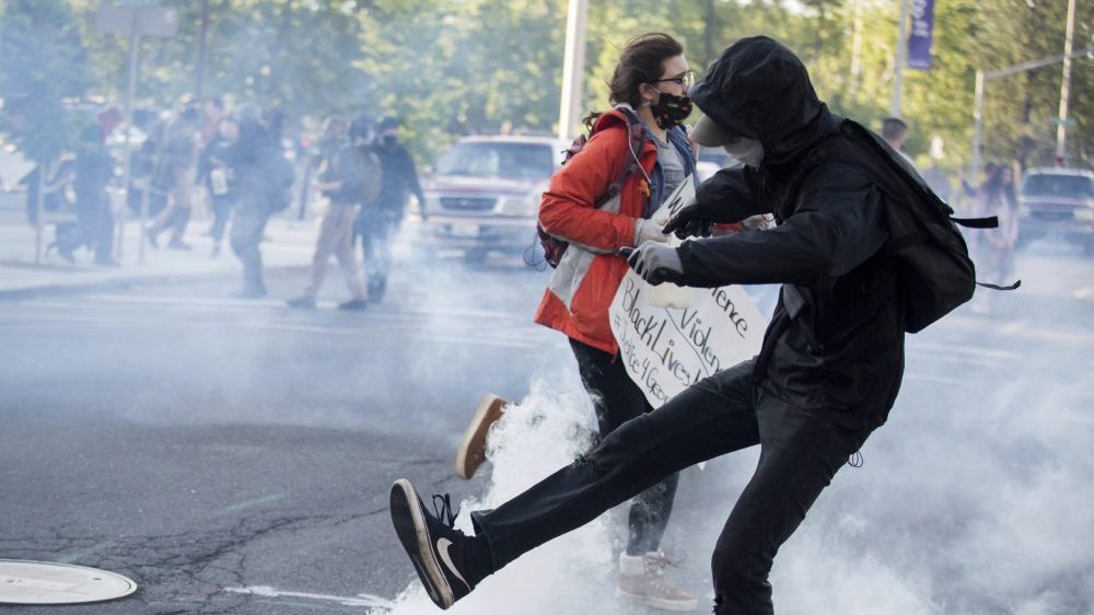 Rastu tenzije u SAD, Tramp sklonjen u podzemni bunker (FOTO) 4 Rastu tenzije u SAD, Tramp sklonjen u podzemni bunker (FOTO) 4