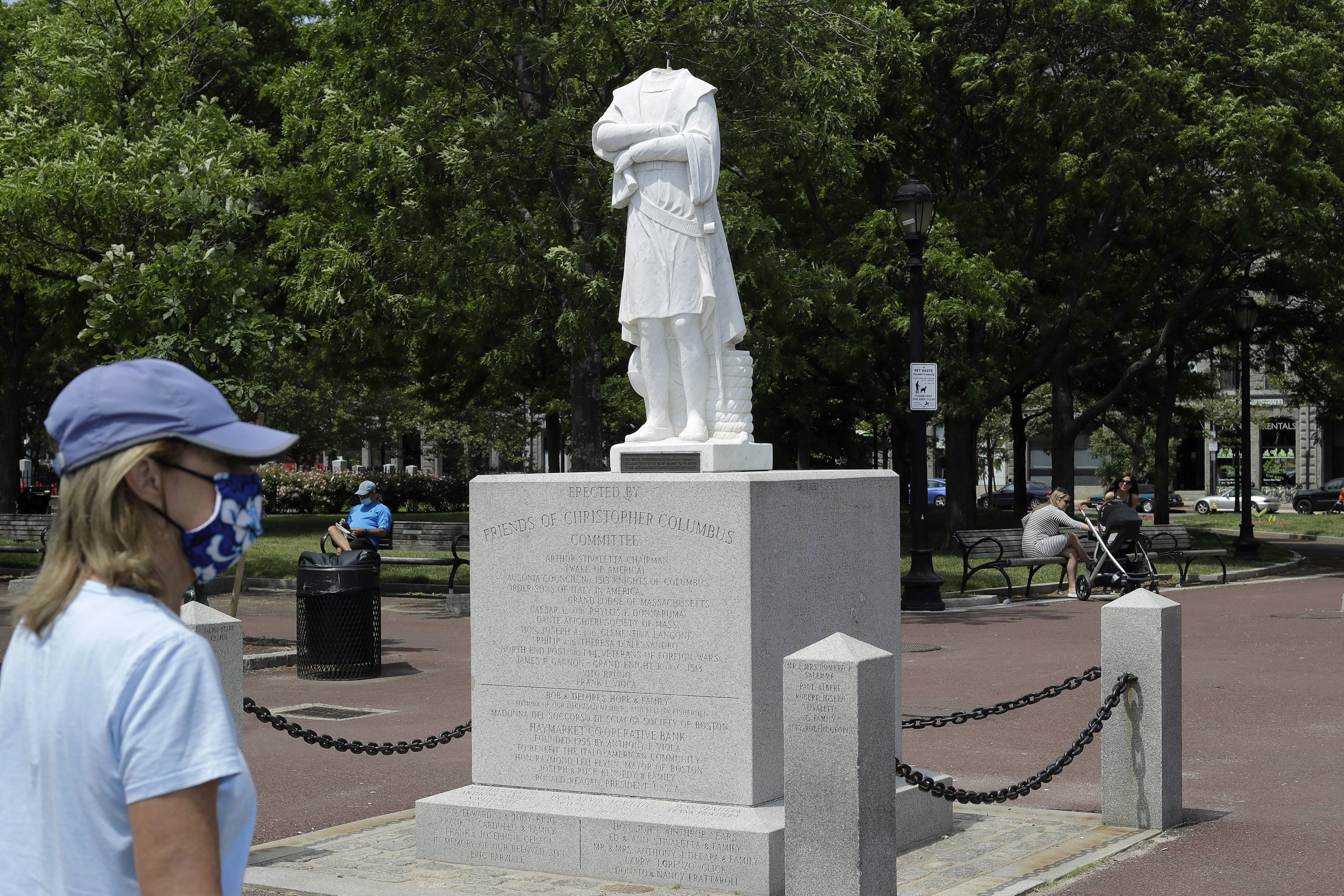 Statue Kristofera Kolumba na meti napada demonstranata u Bostonu i u Virdžiniji 1