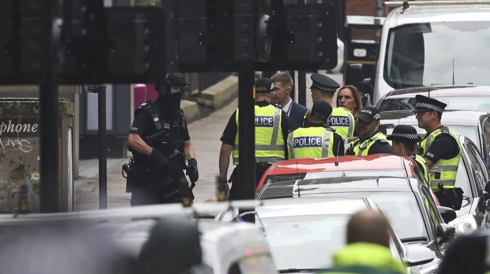 Automobil se zabio u školu u Vimbldonu: Devetoro povređeno, među njima sedmoro dece 1