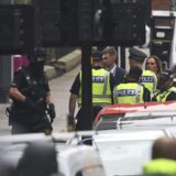 Automobil se zabio u školu u Vimbldonu: Devetoro povređeno, među njima sedmoro dece 10