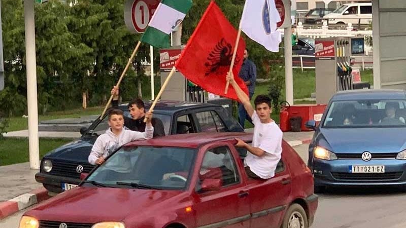 Na SDA skupovima i albanska zastava 1