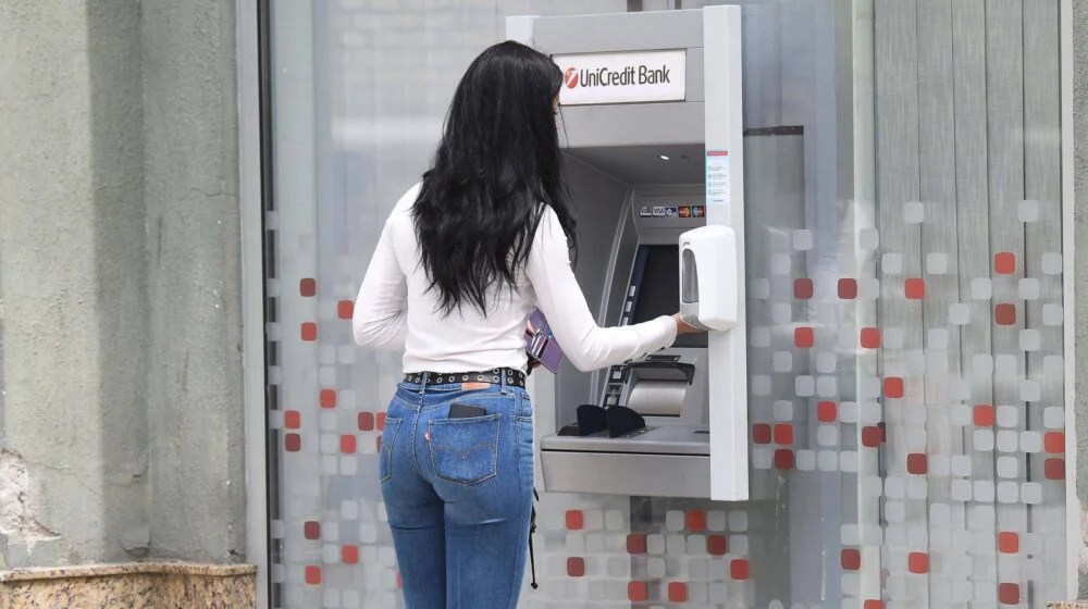 Koliko košta podizanje novca sa bankomata druge banke? 1