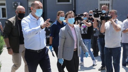 Lončar i Brnabić u Novom Pazaru dočekani zvižducima i povicima "lopovi, lopovi" (VIDEO) 7