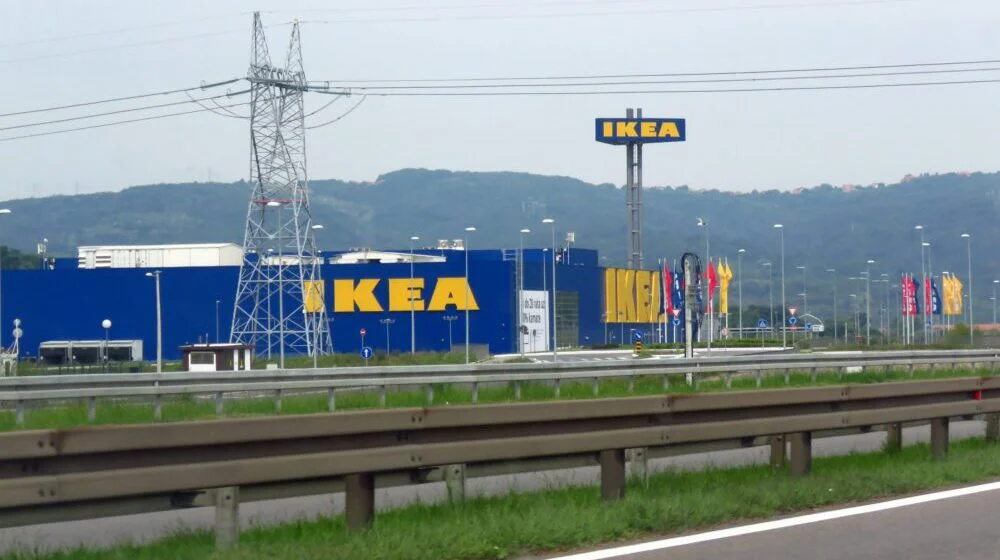 Evakuisana IKEA u Beogradu, zaposleni i kupci na parkingu (FOTO) 1