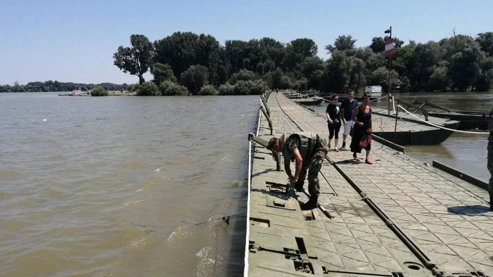 Vojska Srbije: Postavljen pontonski most od Zemunskog keja do plaže Lido 1