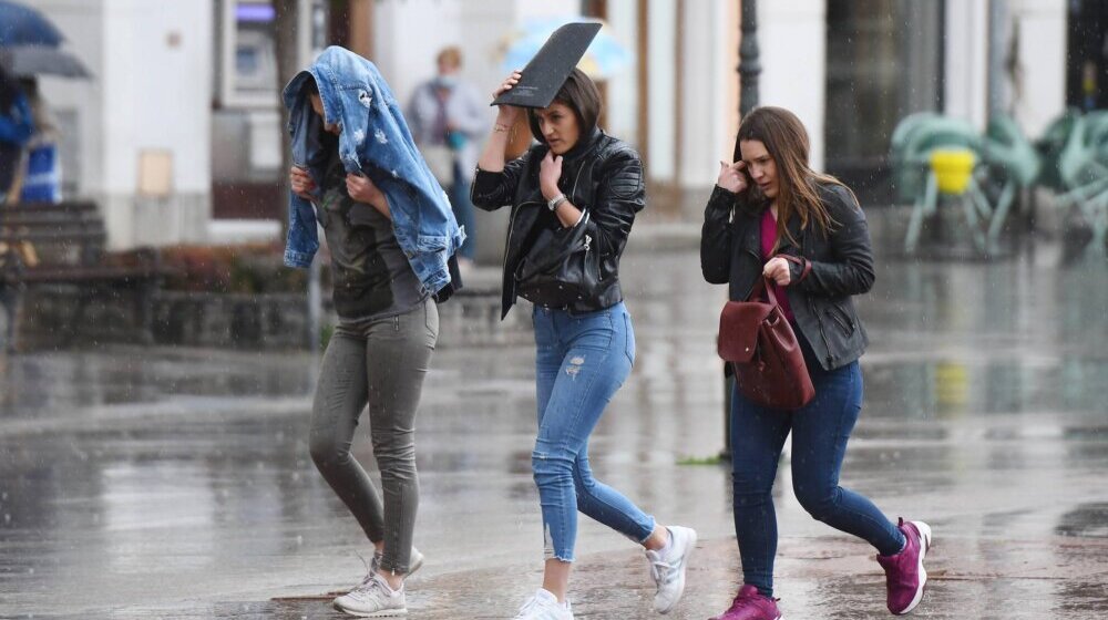 RHMZ upozorio na jake pljuskove sa grmljavinom, na snazi narandžasti meteo-alarm 1