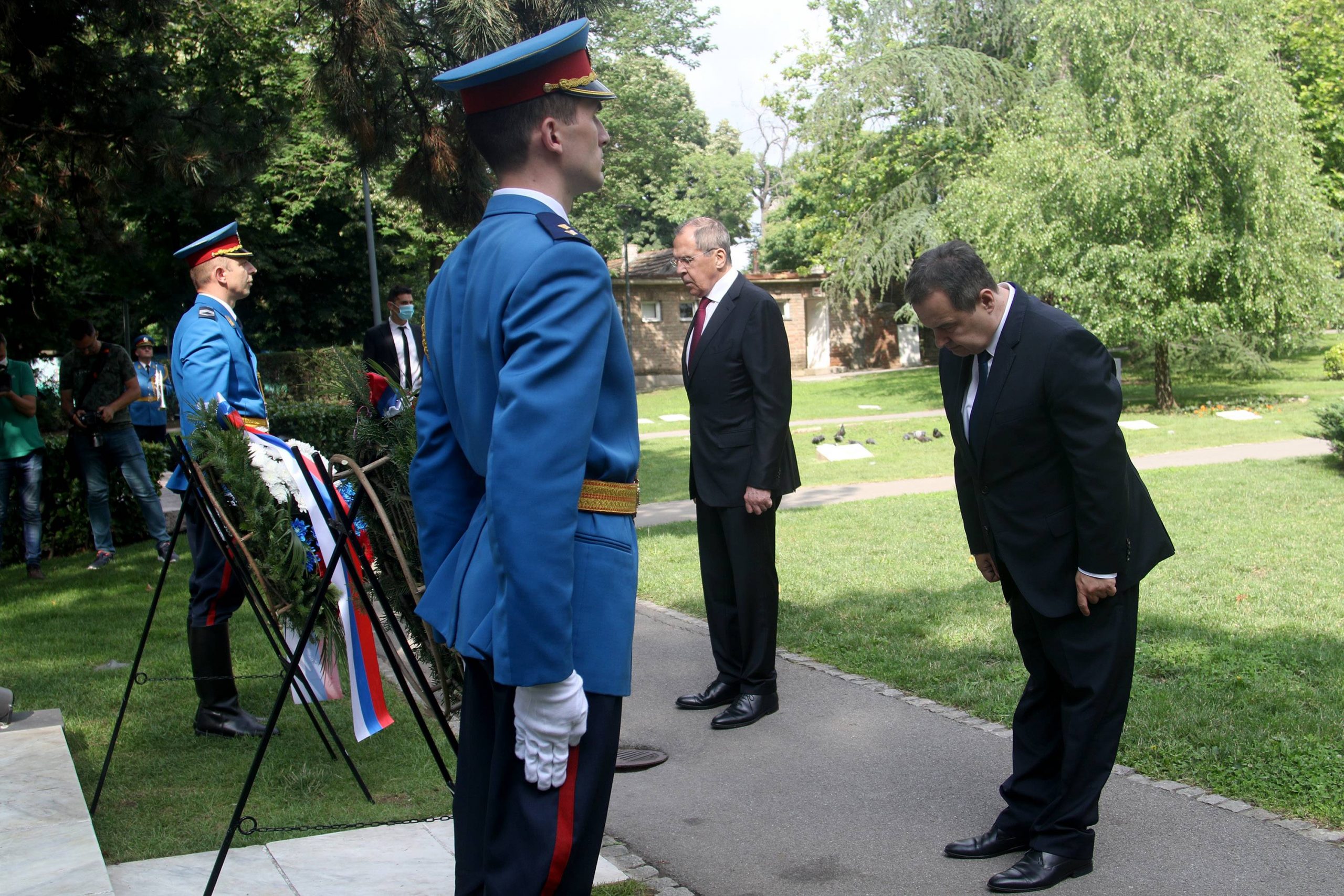 Lavrov i Dačić položili vence pred Spomenik Crvenoarmejcu na Groblju oslobodilaca Beograda 1