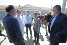 Lončar i Brnabić u Novom Pazaru dočekani zvižducima i povicima "lopovi, lopovi" (VIDEO) 5