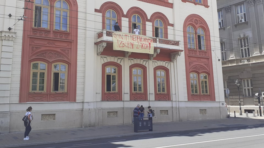 Studenti pokušali blokadu Rektorata, obezbeđenje ih izbacilo iz zgrade 1