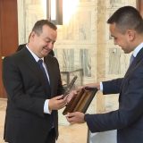 Dačić poklonio Di Maju majicu i lopticu sa potpisom Đokovića 12