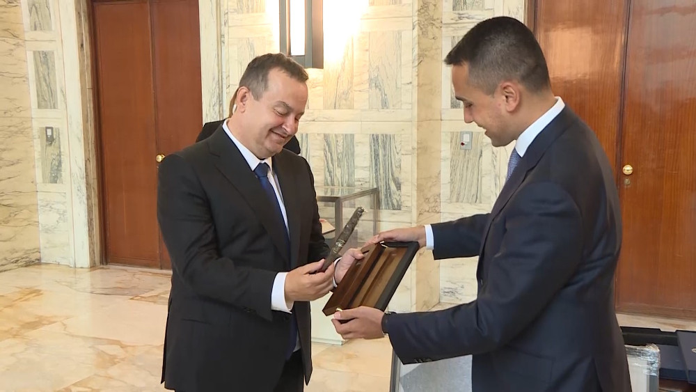 Dačić poklonio Di Maju majicu i lopticu sa potpisom Đokovića 1