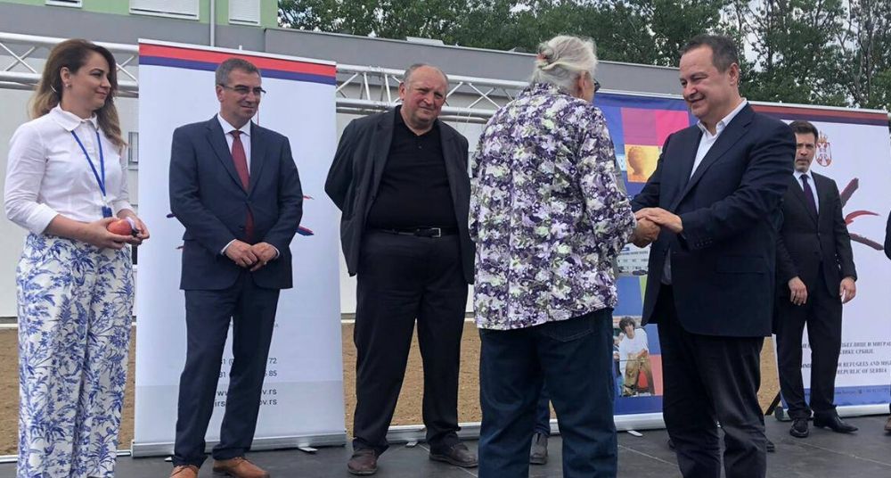 Dačić uručio ključeve izbegličkim porodicama u Svilajncu 2 Dačić uručio ključeve izbegličkim porodicama u Svilajncu 2