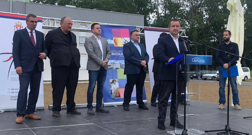 Dačić uručio ključeve izbegličkim porodicama u Svilajncu 1