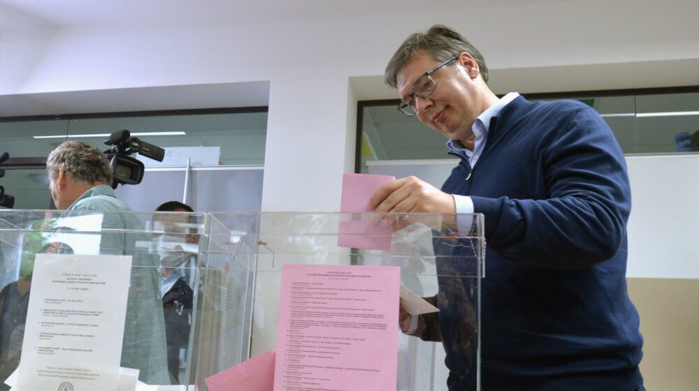 Vučić stigao u izborni štab SNS 1