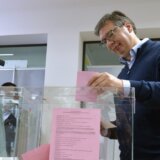 Vučić stigao u izborni štab SNS 3
